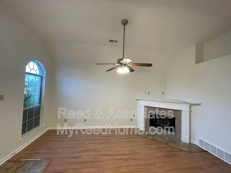 3 bed, 2.0 bath, 1148 sqft, $1,650 — Photo 3
