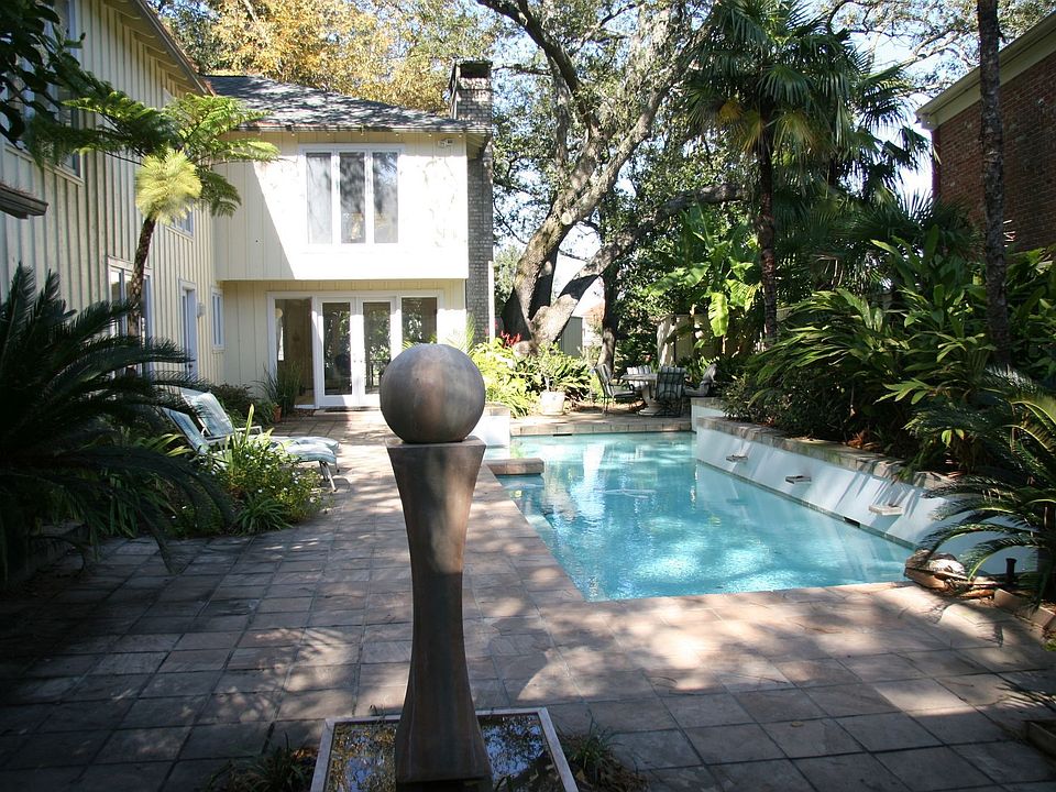 Beautiful Entrance with Pool