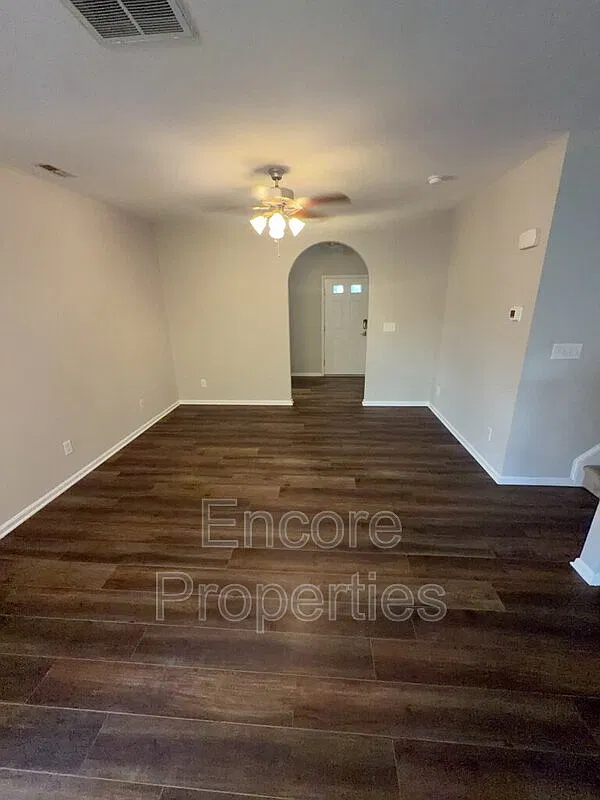3 bed, 2.0 bath, 1460 sqft, $1,800 — Photo 3