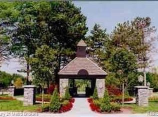 8018 Bridle Path Ct, Grand Blanc, MI 48439