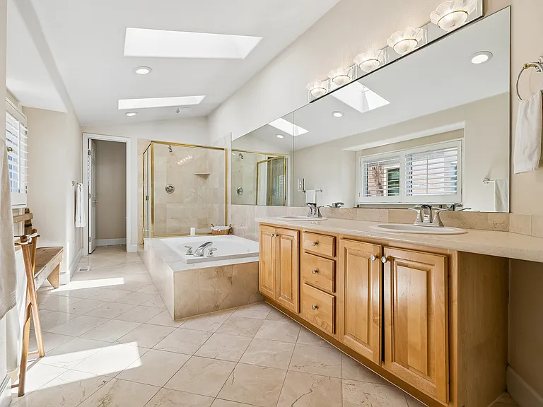 Master En-Suite Bathroom