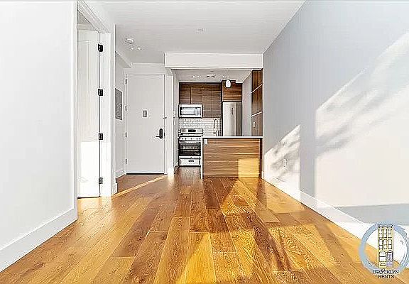 5th image of 471 Evergreen Ave #2B