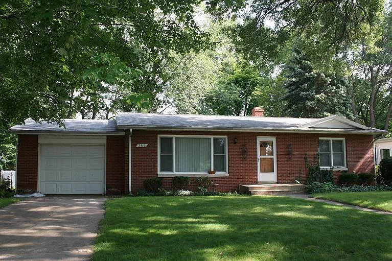 2910 Maple St photo 1
