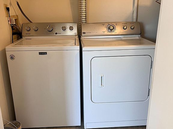 Washer/dryer (Furnace room)