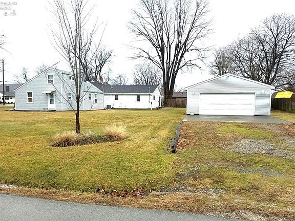 3rd image of 4373 Edgewater Dr