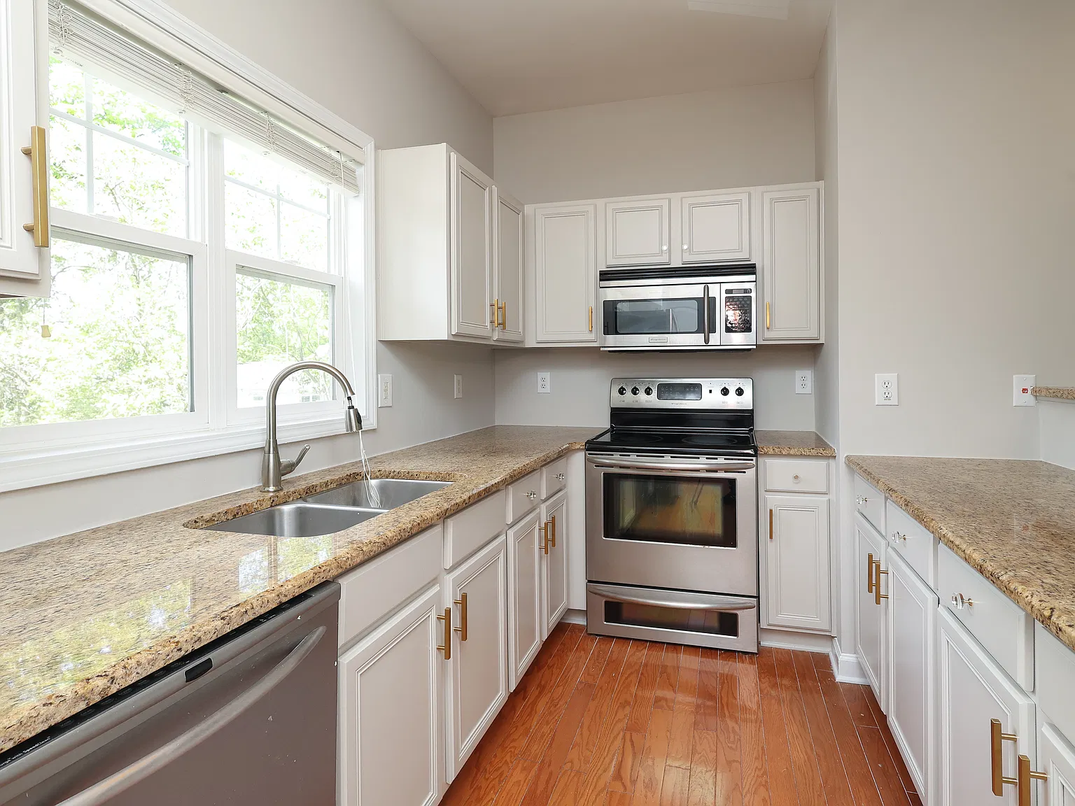 2 bed, 1106 sqft, $2,100 — Photo 4