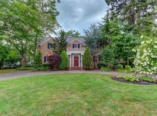 50 Lindenmere Dr, Merrick, NY 11566