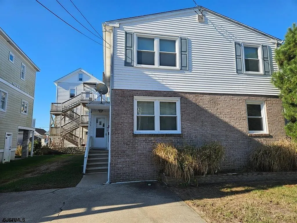 2 bed, 1.0 bath, $2,500 — Photo 1