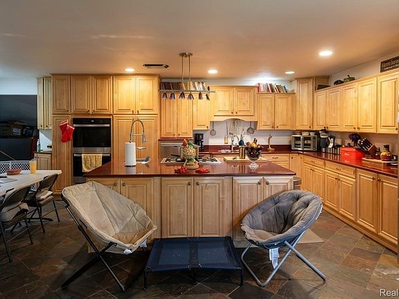 5th image of 2568 Valentine Rd