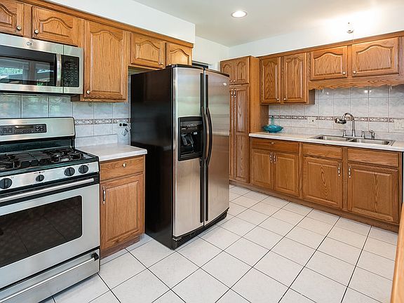 4th image of 5540 Oakton St