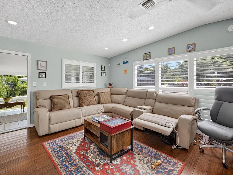 300 SW 25th Ave — Photo 9