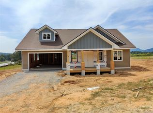 137 Maple Knoll Dr, Hendersonville, NC 28792