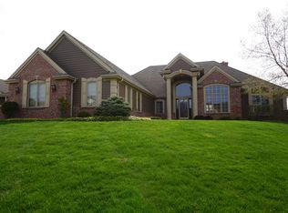 W217N5399 Taylors Woods Dr, Menomonee Falls, WI 53051