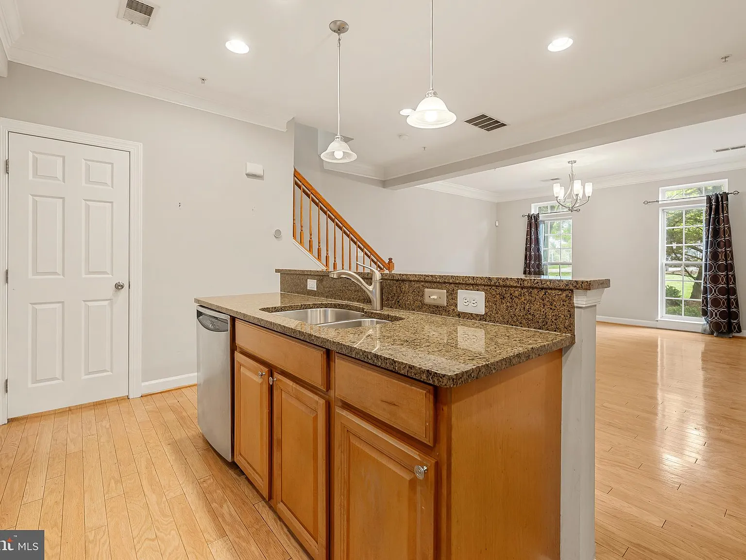 2 bed, 2.5 bath, 1650 sqft, $3,250 — Photo 4