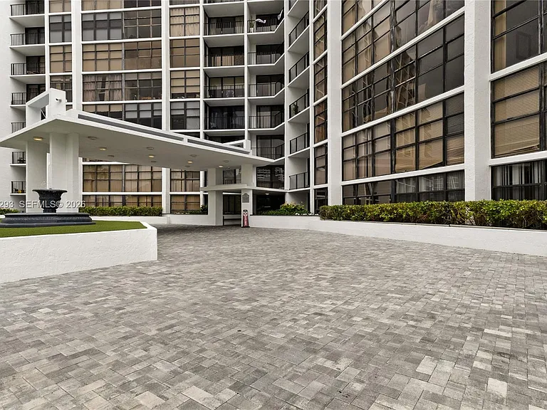 200 Leslie Dr #902 — Photo 31