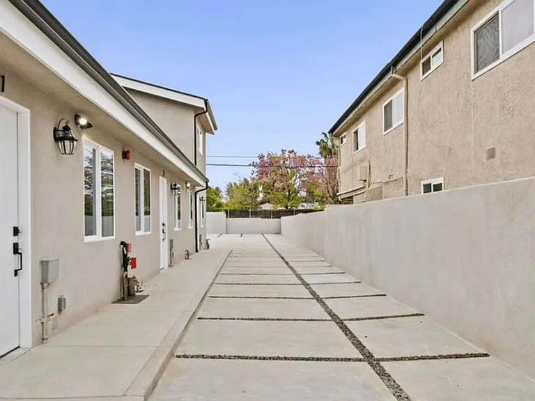 10914 Columbus Ave — Photo 6