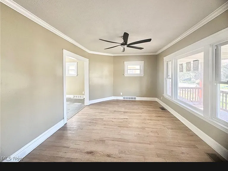 9606 Parmelee Ave — Photo 7