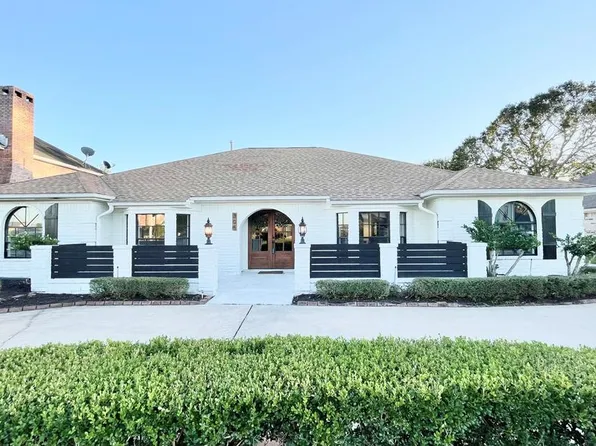 305 Yorkshire Ln, Port Neches, TX 77651