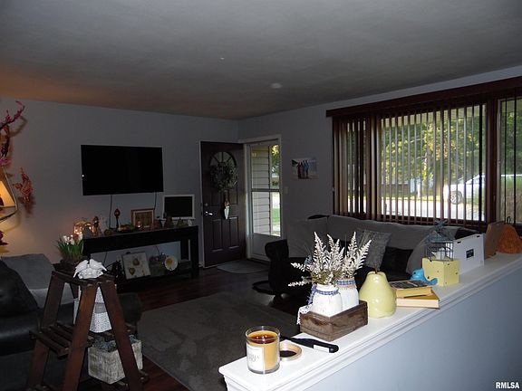 3rd image of 912 W Taylor Ln
