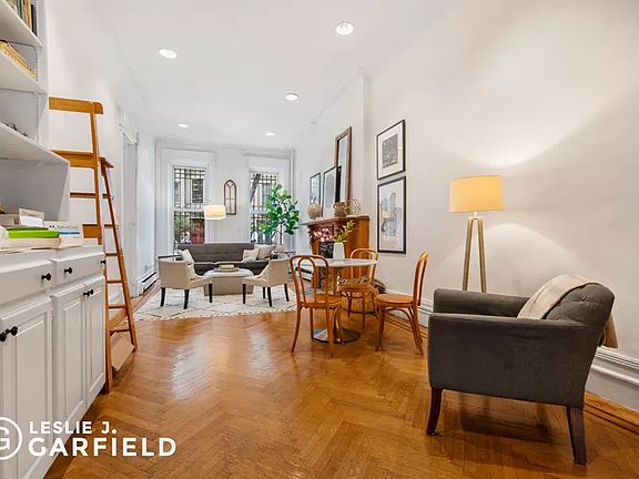 5th image of 22 W 95th St