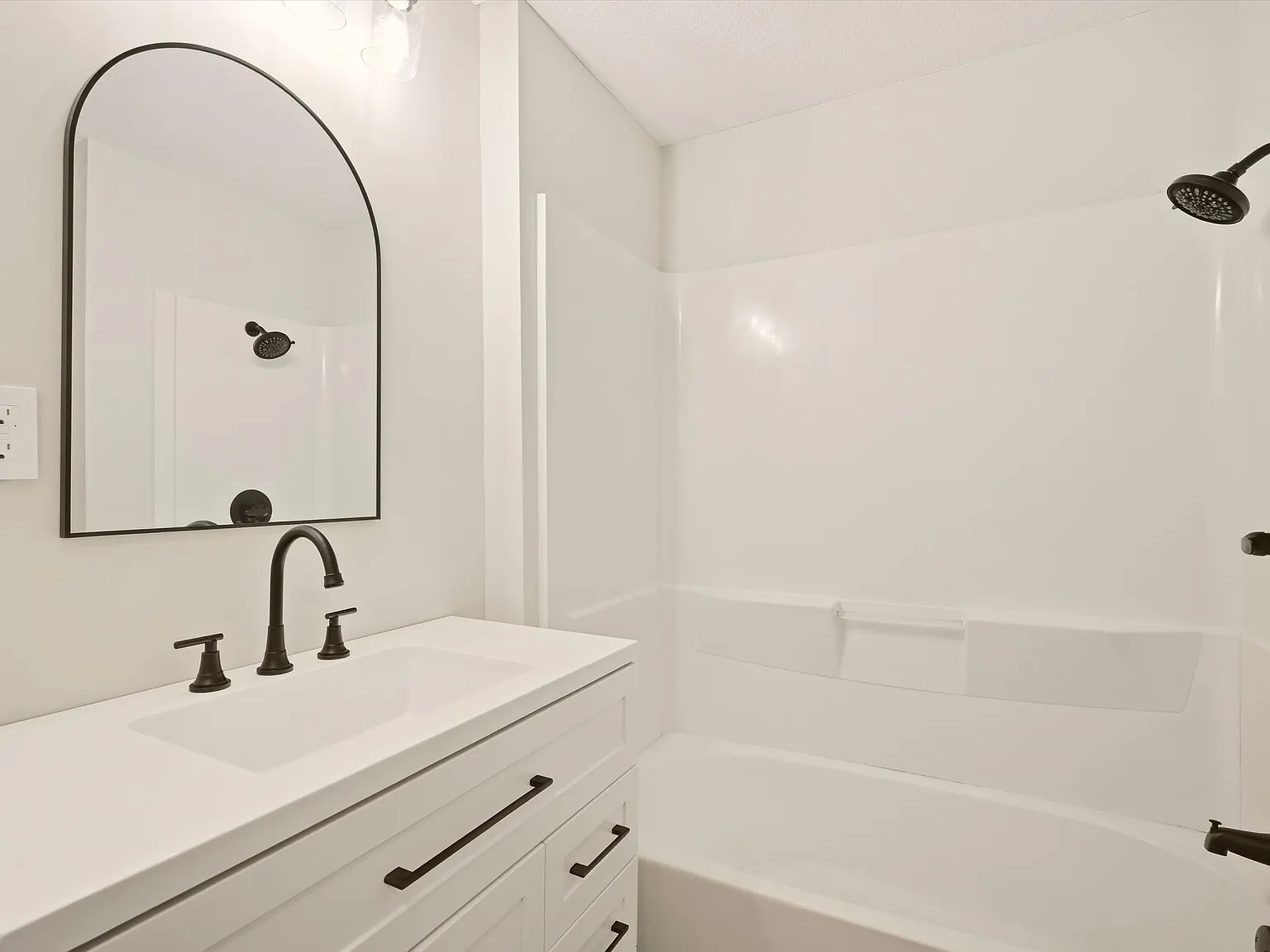 3 bed, 1.5 bath, 1384 sqft, $2,100 — Photo 4