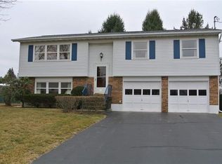 32 Tanners Ln, Rensselaer, NY 12144