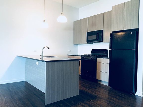4th image of 2502 N Clybourn Ave