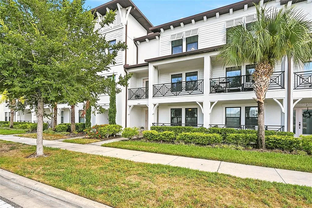 3 bed, 3.5 bath, 2210 sqft, $4,900 — Photo 2