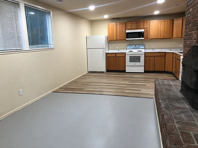 418 NW Maryland Ct — Photo 6