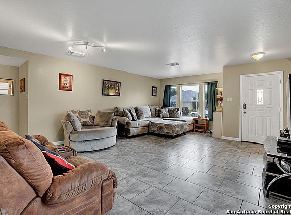 4th image of 5603 Lovett Oaks