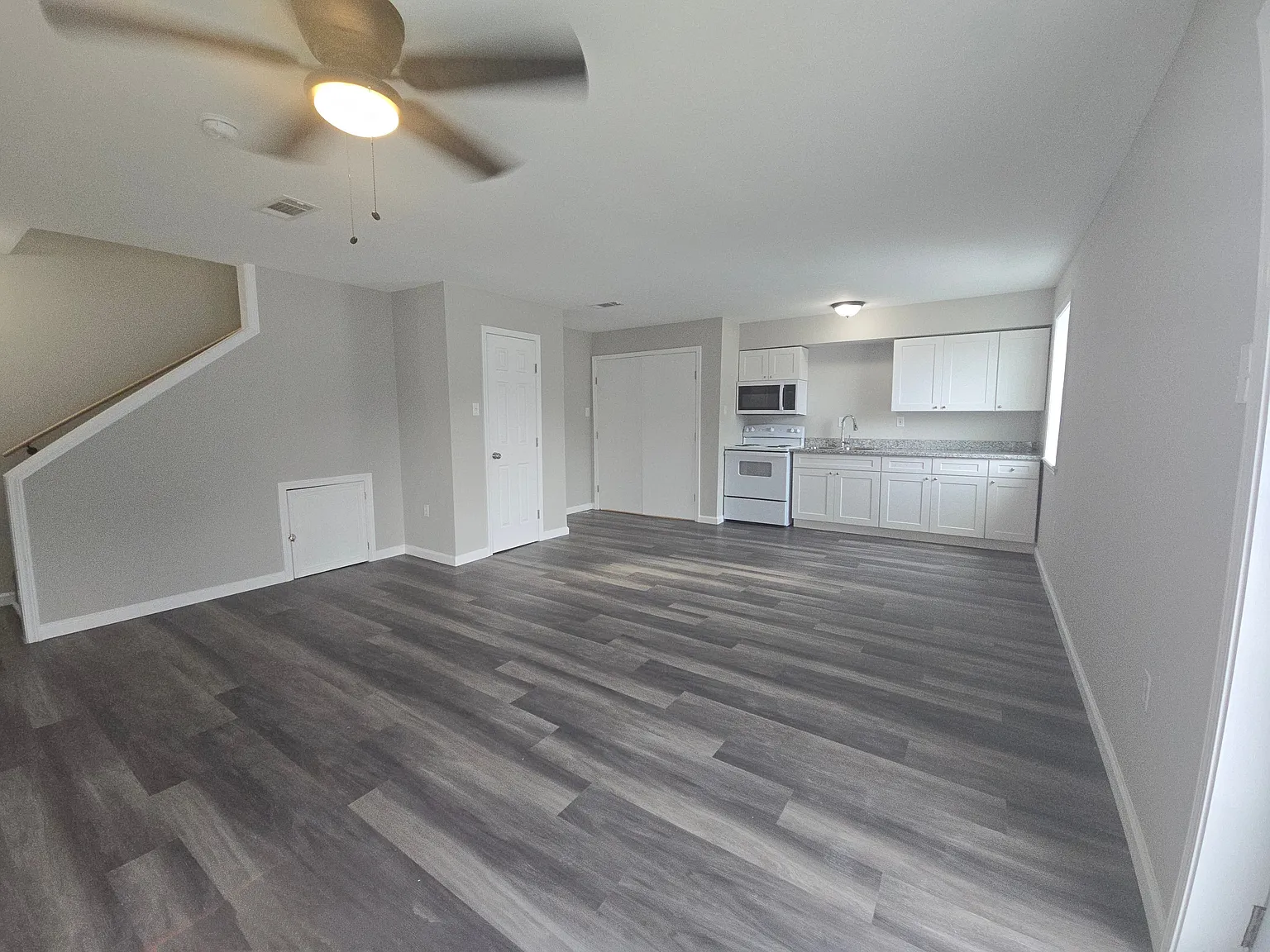 207 River Oaks Dr — Photo 2