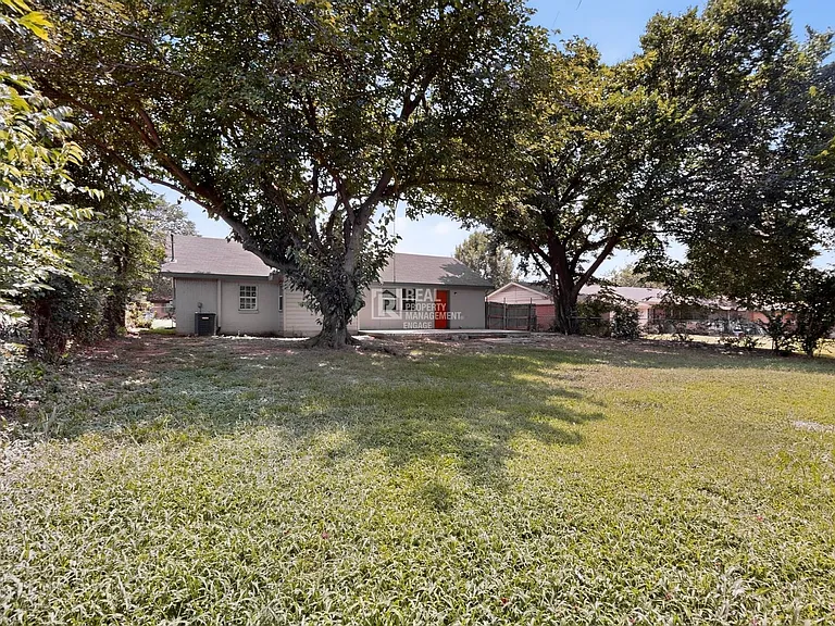 303 Westwood Dr — Photo 26