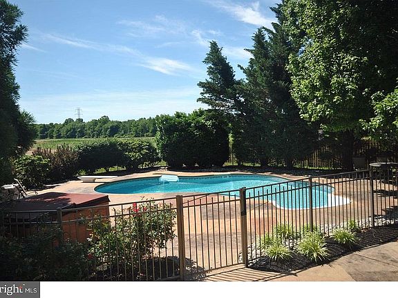 3rd image of 207 South Ln