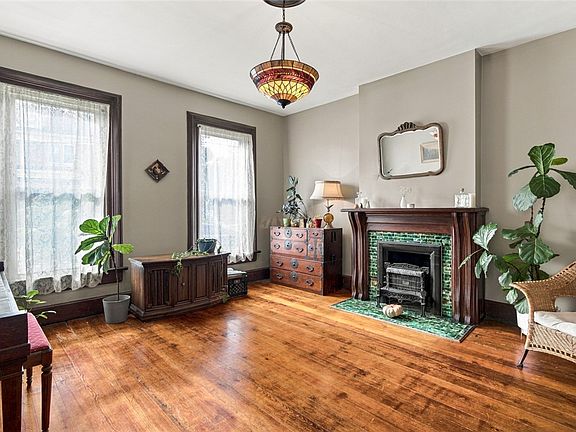 5th image of 247 Oak St