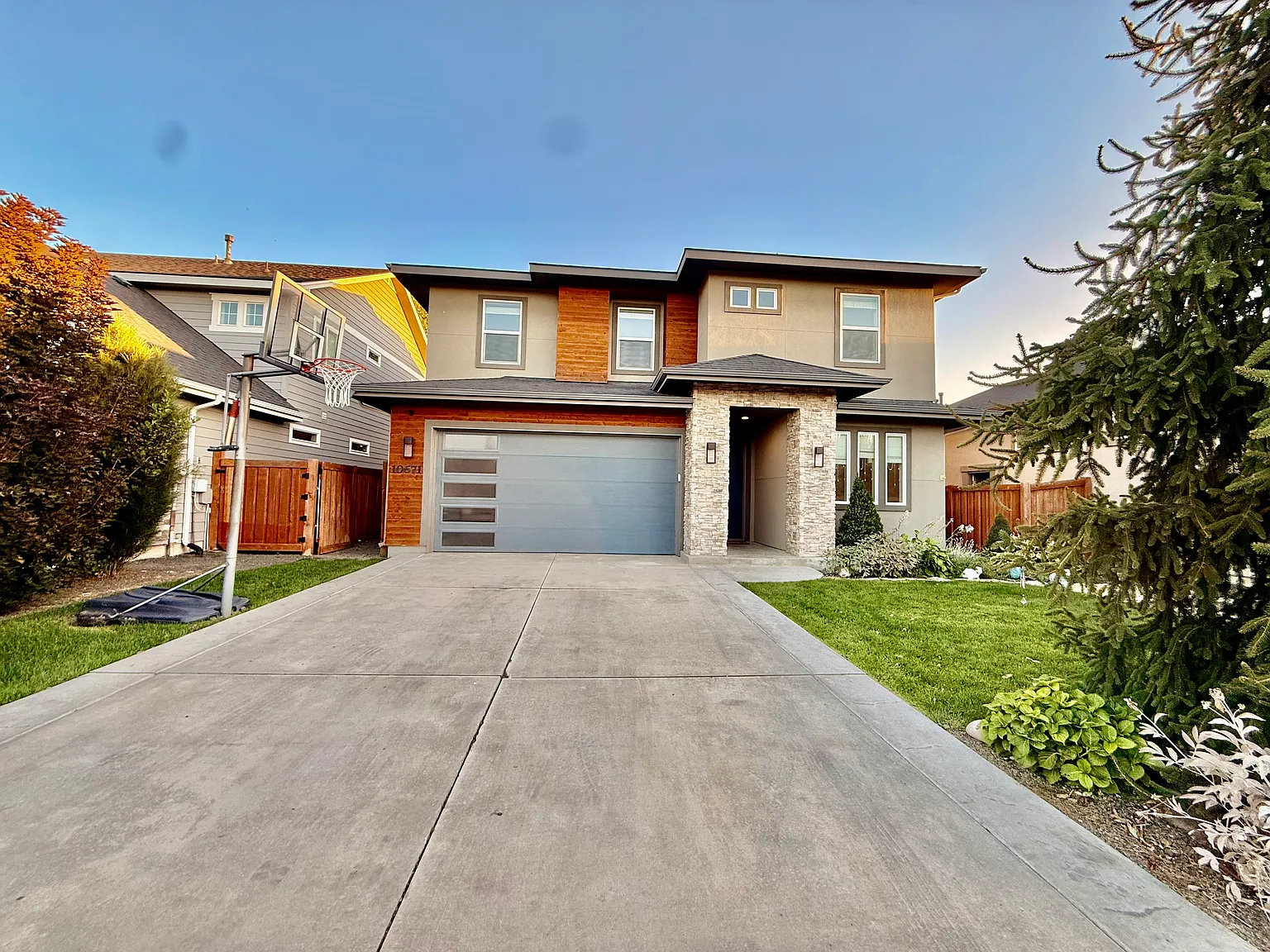 4 bed, 2.5 bath, 2300 sqft, $2,800 — Photo 1