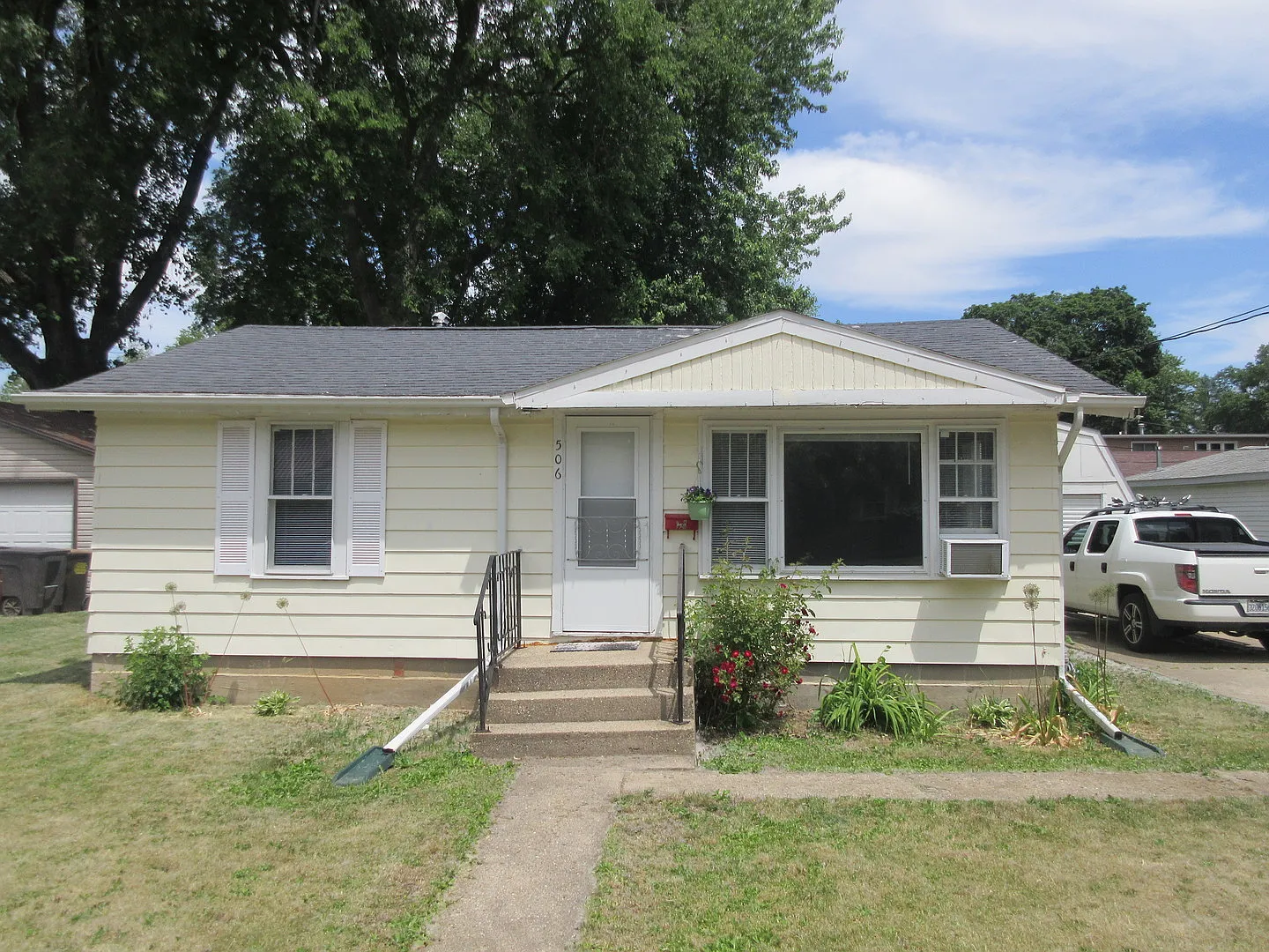 506 Pleasant St photo 1