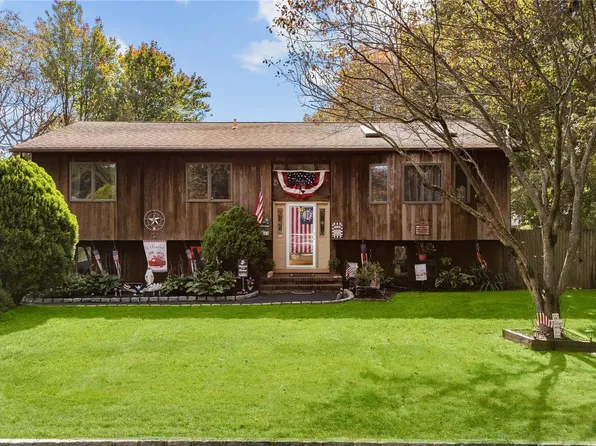 14 Mineola Street, Holtsville, NY 11742