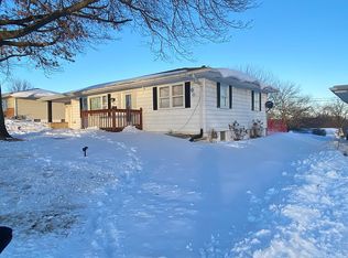 2860 Oak Crest Dr, Dubuque, IA 52001