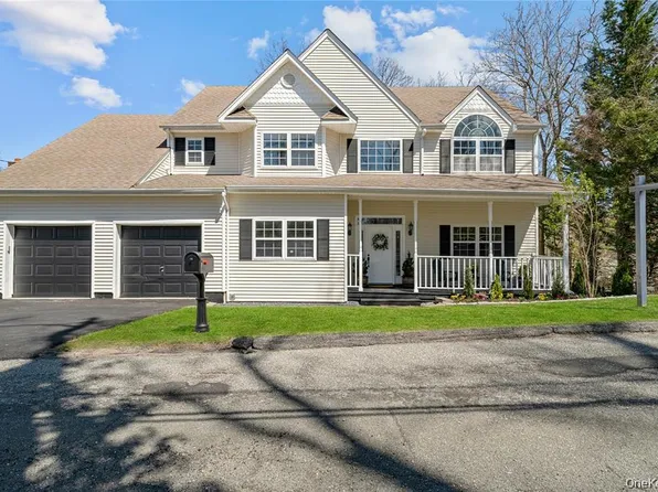 33 Potter Ln, Halesite, NY 11743