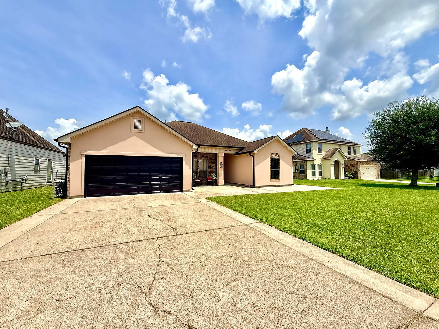 Beautiful 4BR Home with Scenic Lake View Backyard — Photo 3