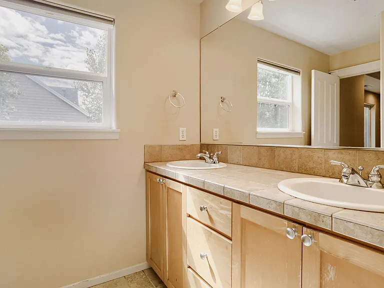 547 NE 61st Pl — Photo 17
