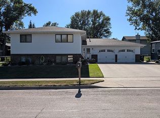 2748 Mercury Ln, Bismarck, ND 58503