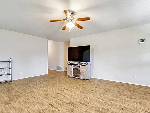 4th image of 1226 Hogg Ct
