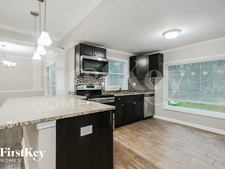 1648 Columbia Dr — Photo 9