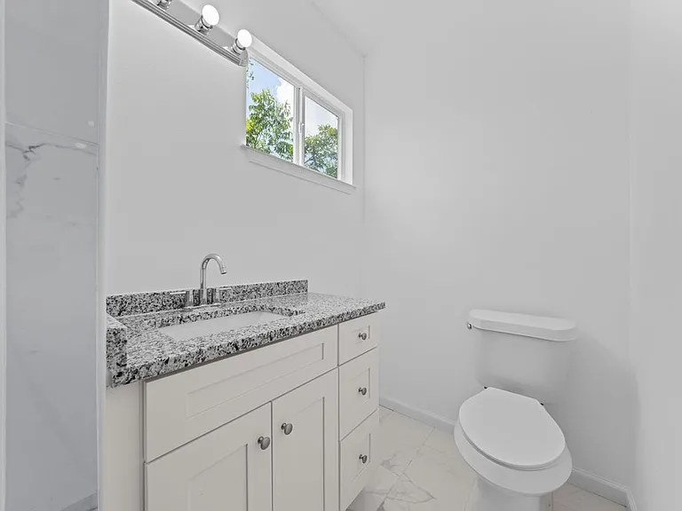 323 Gabriel St #202 — Photo 24