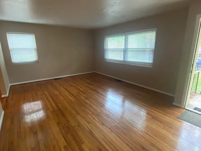 1504 Sunset Ln — Photo 3