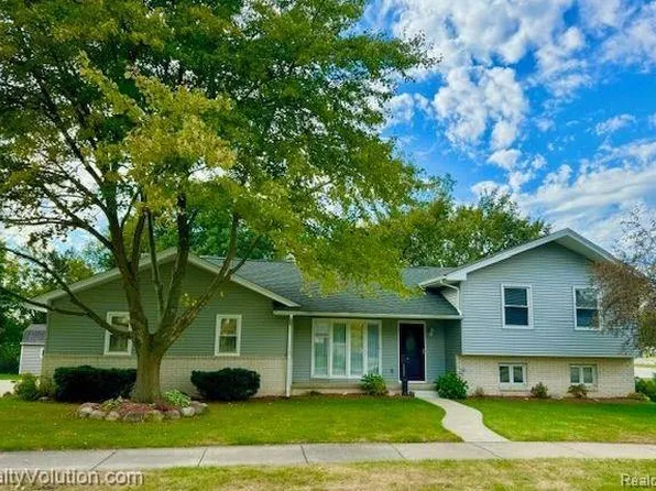 520 Metcalf Dr, Imlay City, MI 48444