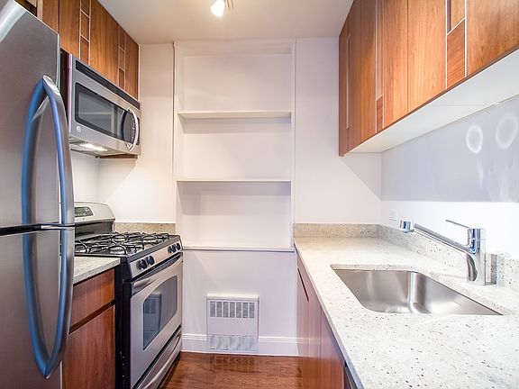 5th image of 200 E 82nd St APT 25B