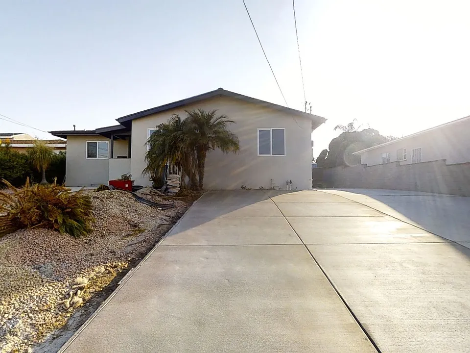 5318 E Falls View Dr