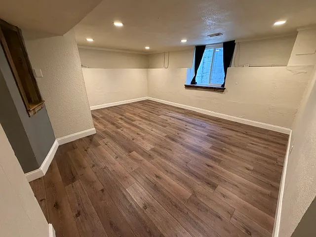 Family room, spacious, egress window, LED recessed lighting. Wired for 5g